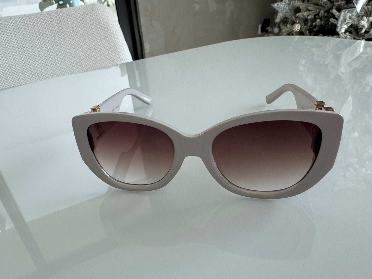 L COLORS BLACK AND BEIGE SUNGLASSES