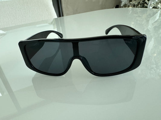 CH BLACK AND GOLD SUNGLASSES